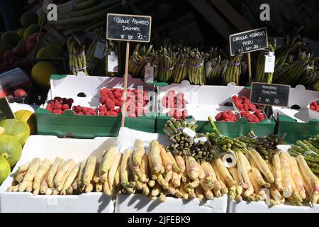 Copenhagen/Denmark/.02 July  2022/.Fruit and vegetable  shoppers at oudoor fruit and vegetable vendor at Torvehallerne in danish capital.(Photo..Francis Dean/Dean Pictures) Stock Photo