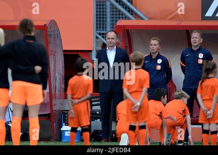 ENSCHEDE - Holland Women coach Mark Parsons, Holland Women assistant trainer Jessica Torny during the women's friendly match between the Netherlands and Finland at Stadium De Grolsch Veste on July 2, 2022 in Enschede, Netherlands. ANP GERRIT VAN COLOGNE Stock Photo