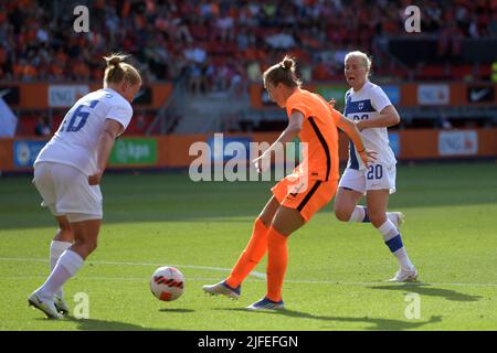 ENSCHEDE - (lr) Anna Westerlund of Finland women, Vivianne Miedema of Holland women scores the 1-0 during the women's friendly international match between the Netherlands and Finland at Stadium De Grolsch Veste on July 2, 2022 in Enschede, Netherlands. ANP GERRIT VAN COLOGNE