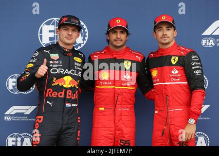 (Left-right) Red Bull’s Max Verstappen, Ferrari’s Carlos Sainz and Charles Leclerc after qualifying ahead of the British Grand Prix 2022 at Silverstone, Towcester. Picture date: Saturday July 2, 2022. Stock Photo