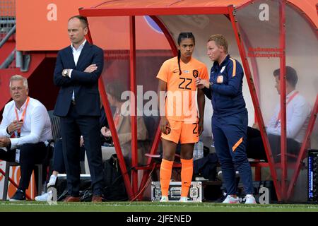 ENSCHEDE - (lr) Holland Women coach Mark Parsons, Esmee Brugts of Holland Women, Holland Women assistant trainer Jessica Torny during the women's friendly match between the Netherlands and Finland at Stadium De Grolsch Veste on July 2, 2022 in Enschede, Netherlands. ANP GERRIT VAN COLOGNE Stock Photo