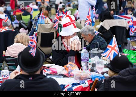 Woodstock, Oxfordshire, UK. 2nd July 2022. Man in hat with 'I love england' and Red Ensign. Battle Prom Picnic Concerts. Blenheim Palace. United Kingdom. Credit: Alexander Caminada/Alamy Live News Stock Photo