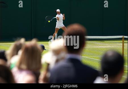 Crowds watch Hannah Klugman in action during the Girls SinglesÕ first round match against Yu-Yun Li during day seven of the 2022 Wimbledon Championships at the All England Lawn Tennis and Croquet Club, Wimbledon. Picture date: Sunday July 3, 2022. Stock Photo