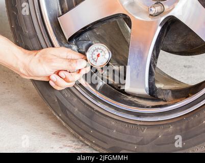 Hand holding pressure gauge for car tyre measurement Stock Photo - Alamy