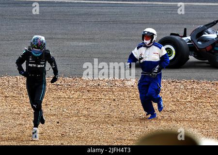 Silverstone, UK. 03rd July, 2022. George Russell (GBR) Mercedes AMG F1 W13 crashed at the start of the race, rushes to check the condition of Guanyu Zhou (CHN) Alfa Romeo F1 Team. 03.07.2022. Formula 1 World Championship, Rd 10, British Grand Prix, Silverstone, England, Race Day. Photo credit should read: XPB/Press Association Images. Credit: XPB Images Ltd/Alamy Live News Stock Photo