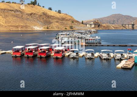 Three Rivers, USA - May 21, 2022: house boats at the pier in Lake Kaweah are for rent for tourists. Stock Photo