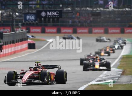 Silverstone, UK. 3rd July 2022,  Silverstone Circuit, Silverstone, Northamptonshire, England: British F1 Grand Prix, Race day: Sergio Perez of Mexico driving the (11) Oracle Red Bull Racing RB18 leads the race into the first corner after the restart Credit: Action Plus Sports Images/Alamy Live News Stock Photo