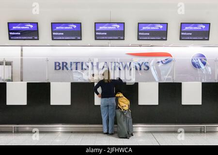 A woman inquires at a near-empty British Airways counter at London Heathrow Terminal 3.  Image shot on 25th June 2022.  © Belinda Jiao   jiao.bilin@gm Stock Photo