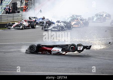 Silverstone, UK. 3rd July, 2022. Crash of #24 Guanyu Zhou (CHN, Alfa Romeo F1 Team ORLEN) at the start, F1 Grand Prix of Great Britain at Silverstone Circuit on July 3, 2022 in Silverstone, United Kingdom. (Photo by HIGH TWO) Credit: dpa/Alamy Live News Stock Photo