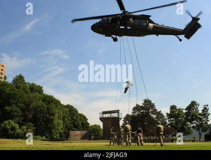 Soldiers from the New Jersey Army National Guard’s 1st Assault Helicopter Battalion, 150th Aviation Regiment conduct air assault training with Cadets at the U.S. Military Academy at West Point on July 1, 2022. The instructors for the training exercise were from the Sabalauski Air Assault School of Fort Campbell, K.Y. (U.S. Army National Guard photo by Pfc. Seth Cohen) Stock Photo