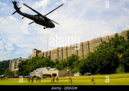 Soldiers from the New Jersey Army National Guard’s 1st Assault Helicopter Battalion, 150th Aviation Regiment conduct air assault training with Cadets at the U.S. Military Academy at West Point on July 1, 2022. The instructors for the training exercise were from the Sabalauski Air Assault School of Fort Campbell, K.Y. (U.S. Army National Guard photo by Pfc. Seth Cohen) Stock Photo