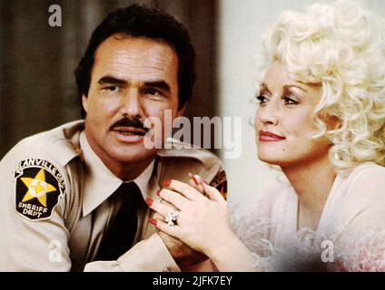 BURT REYNOLDS and DOLLY PARTON in THE BEST LITTLE CATHOUSE IN TEXAS (1982) -Original title: THE BEST LITTLE WHOREHOUSE IN TEXAS-, directed by COLIN HIGGINS. Credit: UNIVERSAL PICTURES / Album Stock Photo
