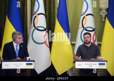 Non Exclusive: KYIV, UKRAINE - JULY 03, 2022 - President of the International Olympic Committee Thomas Bach (L) and President of Ukraine Volodymyr Zel Stock Photo