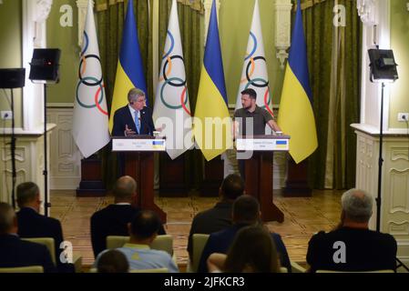 Non Exclusive: KYIV, UKRAINE - JULY 03, 2022 - President of the International Olympic Committee Thomas Bach (L) and President of Ukraine Volodymyr Zel Stock Photo
