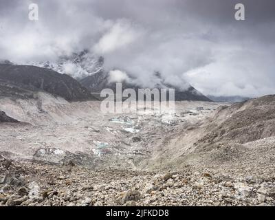 Low May clouds shroud the mountains above the Khumbu Glacier downwards towards Lobuche, Khumbu Stock Photo