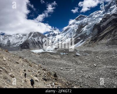 Trekkers on the route to Everest Base Camp along the Khumbu Glacier moraine above Gorak Shep. Stock Photo