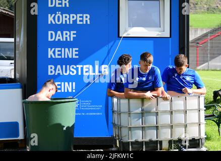 KSC Karlsruher SC second league players in water Eistonne Spieler Österreich Neukirchen 2022 professional soccer Stock Photo