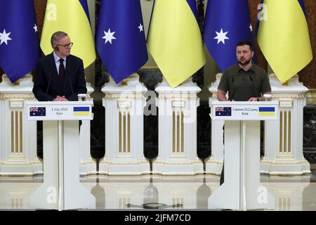 Non Exclusive: KYIV, UKRAINE - JULY 03, 2022 - President of Ukraine Volodymyr Zelenskyy (R) and Prime Minister of Australia Anthony Albanese are pictu Stock Photo