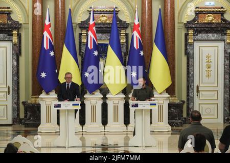 Non Exclusive: KYIV, UKRAINE - JULY 03, 2022 - President of Ukraine Volodymyr Zelenskyy (R) and Prime Minister of Australia Anthony Albanese are pictu Stock Photo