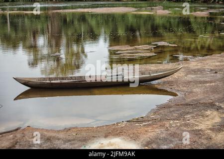 River canoe moored at the banks of Suriname River at Danpaati Lodge, Upper Suriname Stock Photo