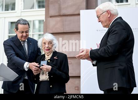 18 May 2018, Germany, Fuerth: German President Frank-Walter Steinmeier  signs the Golden Book of the city of Fuerth on the occasion of the opening  of the Ludwig-Erhard-Centre. Behind him are his wife