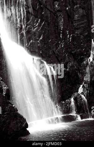 MACKENZIE FALLS, GRAMPIANS, VICTORIA, AUSTRALIA, IN MONOCHROME AND PORTRAIT FORMAT Stock Photo