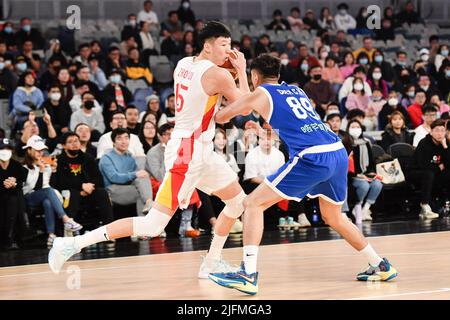 Melbourne, Australia. 4th July, 2022. Zhou Qi (L) of China vies with Chen Chao Hao of Chinese Taipei during a Group B match between China and Chinese Taipei of the FIBA World Cup Asian qualifiers in Melbourne, Australia, July 4, 2022. Credit: Bai Xue/Xinhua/Alamy Live News Stock Photo