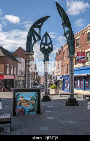 Mural on BT utility box and the Darwin gate sculpture, Mardol Head, Shrewsbury, Shropshire Stock Photo