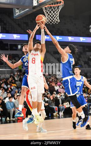 Melbourne, Australia. 4th July, 2022. Zhao Rui (front C) of China goes for a lay-up during a Group B match between China and Chinese Taipei of the FIBA World Cup Asian qualifiers, in Melbourne, Australia, July 4, 2022. Credit: Bai Xue/Xinhua/Alamy Live News Stock Photo