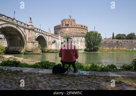 Rome, Italy. 4th July, 2022. An artist paints on the quay of the Tiber in Rome (Credit Image: © Matteo Nardone/Pacific Press via ZUMA Press Wire) Stock Photo