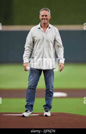 Houston Astros Hall of Famer Craig Biggio throws out the ceremonial first pitch before the MLB game between the New York Yankees and the Houston Astro Stock Photo