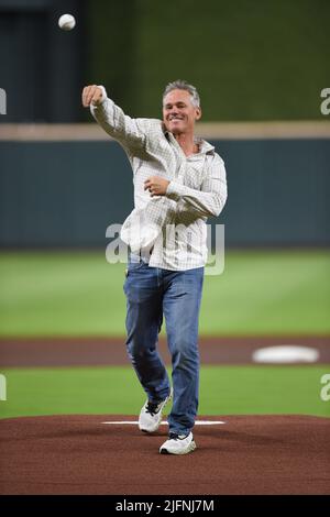 Houston Astros Hall of Famer Craig Biggio throws out the ceremonial first pitch before the MLB game between the New York Yankees and the Houston Astro Stock Photo