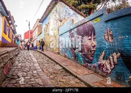 Wand mit Graffiti in La Candelaria in Bogota, Kolumbien Stock Photo