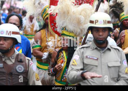 salvador, bahia, brazil - july 2, 2022: Indians participate in the civic parade on Dois de Julho in honor of Bahia's Independence in the city of Salva Stock Photo