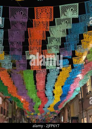 Victoria de Durango, Durango Mexico.. Es conocida por su centro histórico, con importantes edificios barrocos mexicanos y coloniales. En 1695 se comenzó a construir la Catedral Basílica adornada, que tiene arte sacro y tallados en madera en su interior. El Museo de la Ciudad 450, en un palacio convertido, tiene exhibiciones que recorren la historia de la ciudad. Bebeleche es un museo moderno con exhibiciones interactivas sobre ciencia y cultura. © (Photo by Luis Gutierrez/North Photo) Stock Photo