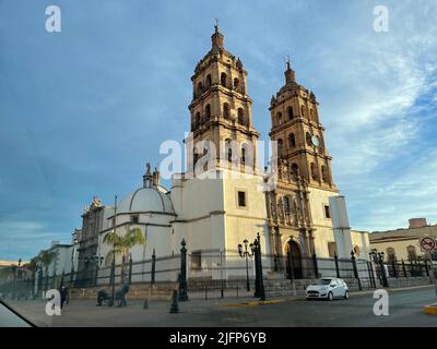 Victoria de Durango, Durango Mexico.. Es conocida por su centro histórico, con importantes edificios barrocos mexicanos y coloniales. En 1695 se comenzó a construir la Catedral Basílica adornada, que tiene arte sacro y tallados en madera en su interior. El Museo de la Ciudad 450, en un palacio convertido, tiene exhibiciones que recorren la historia de la ciudad. Bebeleche es un museo moderno con exhibiciones interactivas sobre ciencia y cultura. © (Photo by Luis Gutierrez/North Photo) Stock Photo