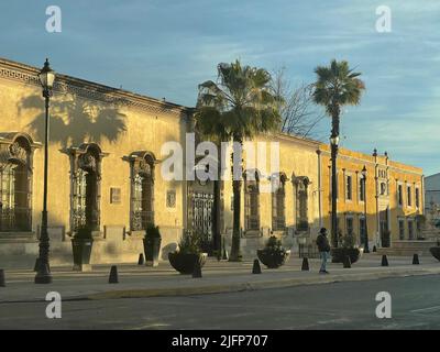 Victoria de Durango, Durango Mexico.. Es conocida por su centro histórico, con importantes edificios barrocos mexicanos y coloniales. En 1695 se comenzó a construir la Catedral Basílica adornada, que tiene arte sacro y tallados en madera en su interior. El Museo de la Ciudad 450, en un palacio convertido, tiene exhibiciones que recorren la historia de la ciudad. Bebeleche es un museo moderno con exhibiciones interactivas sobre ciencia y cultura. © (Photo by Luis Gutierrez/North Photo) Stock Photo