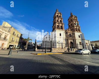 Victoria de Durango, Durango Mexico.. Es conocida por su centro histórico, con importantes edificios barrocos mexicanos y coloniales. En 1695 se comenzó a construir la Catedral Basílica adornada, que tiene arte sacro y tallados en madera en su interior. El Museo de la Ciudad 450, en un palacio convertido, tiene exhibiciones que recorren la historia de la ciudad. Bebeleche es un museo moderno con exhibiciones interactivas sobre ciencia y cultura. © (Photo by Luis Gutierrez/North Photo) Stock Photo