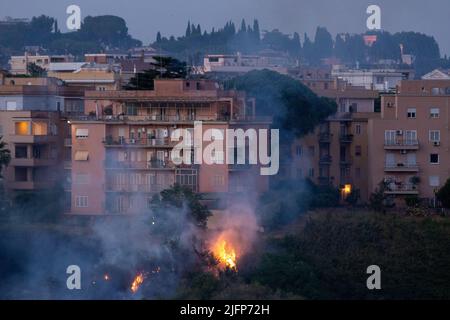 Rome, Italy. 4th July, 2022. Flames lick some buildings in Balduina district in Rome (Credit Image: © Matteo Nardone/Pacific Press via ZUMA Press Wire) Stock Photo