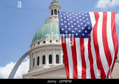 St. Louis, United States. 04th July, 2022. A large Garrison flag flies near the Old Courthouse with the Gateway Arch behind it, on Day 2 of the Fair St. Louis in St. Louis on Monday, July 4, 2022. Photo by Bill Greenblatt/UPI Credit: UPI/Alamy Live News Stock Photo