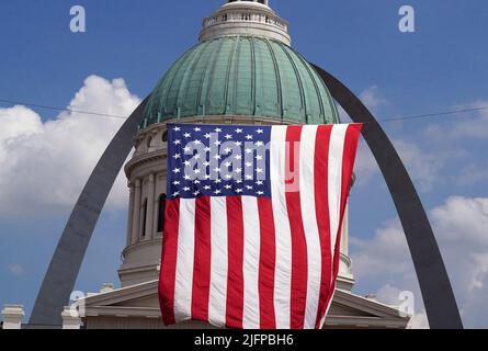 St. Louis, United States. 04th July, 2022. A large Garrison flag flies near the Old Courthouse with the Gateway Arch behind it, on Day 2 of the Fair St. Louis in St. Louis on Monday, July 4, 2022. Photo by Bill Greenblatt/UPI Credit: UPI/Alamy Live News Stock Photo