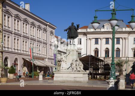 Hungary, Szeged, Klauzal Square, Lajos Kossuth statue Stock Photo