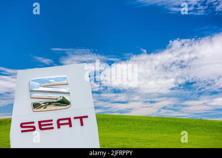 Werbe- und Firmanschild der Firma SEAT Stock Photo