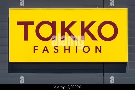 Werbe- und Firmanschild der Firma Takko Stock Photo