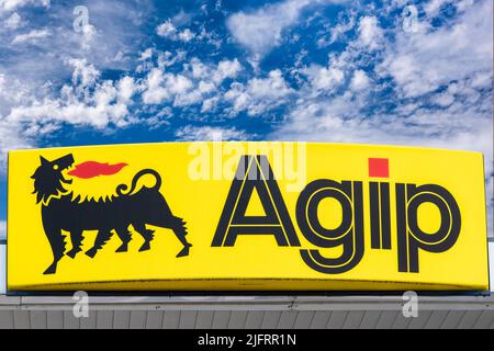 Werbeschild der Firma AGIP auf ihrer Tankstelle in Gersthofen bei Augsburg Stock Photo