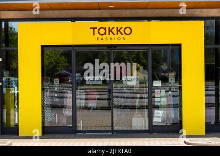 Werbe- und Firmanschild der Firma Takko Stock Photo