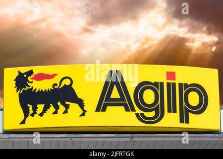 Werbeschild der Firma AGIP auf ihrer Tankstelle in Gersthofen bei Augsburg Stock Photo