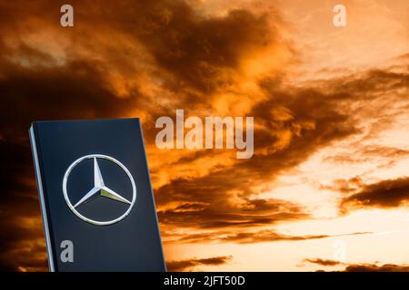 Werbe- und Firmanschild der Firma Mercedes Stock Photo