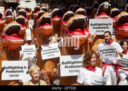 Pamplona. Spain. 5th Jul, 2022. The organizations in defense of animals 'AnimaNaturalis' and 'PETA' organize a protest against bullfighting in Pamplona in the course of the running of the bulls under the slogan 'Bullfighting is prehistoric' on the day before the start of the San fermin Festival. Credit: Iñigo Alzugaray/Alamy Live News Stock Photo