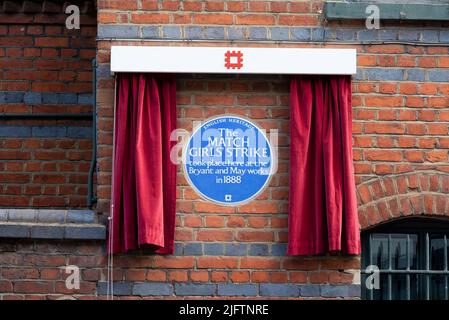 Bow, London, UK. 5th July 2022. English Heritage Blue plaque unveiling to honour 1888 strike by 1,400 East End Bryant and May Matchgirls. The Matchgirls English Heritage Blue Plaque unveiled by Anita Dobson. Credit: Stephen Bell/Alamy Live News Stock Photo